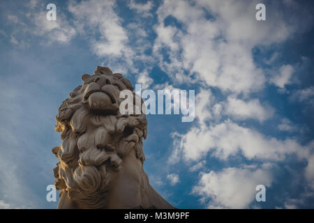 Londra (UK) - Agosto 2017. Vista del South Bank Lion dal di sotto con il cielo sullo sfondo. Formato verticale. Foto Stock