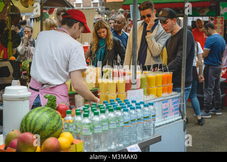 Londra (UK) - Agosto 2017. Frutta e Smoothie Stall in Spitalfields Market nella zona est di Londra. Formato orizzontale. Foto Stock