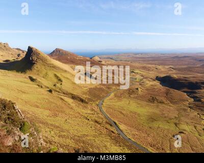 Vista da Quiraing montagne in vallley. Incredibile paesaggio collinare di Isola di Skye, Scottland. Inverno pieno di sole middaywith cielo chiaro Foto Stock