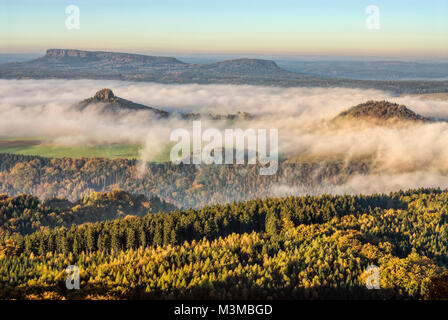 Autunno nebbia di mattina sopra la Svizzera sassone vicino a Dresda, Germania Est Foto Stock