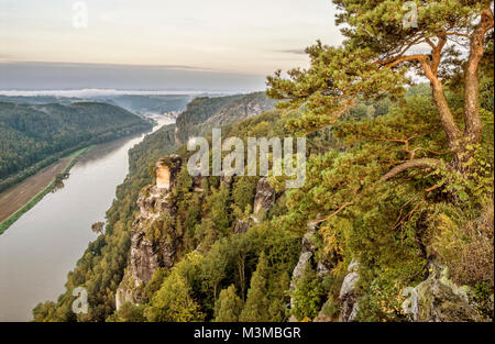 Autunno mattina presso la Svizzera sassone vicino a Dresda, Germania Est Foto Stock