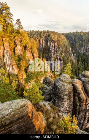 Mattina autunnale alla Sassonia svizzera, Germania orientale Foto Stock