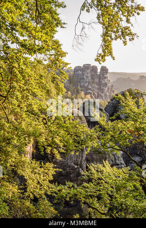 Mattina autunnale alla Sassonia svizzera, Germania orientale Foto Stock