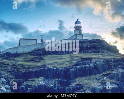 Il Neist Point lighthouse sulla fine del mondo. Schiumoso mare blu urta contro il forte cliff. L'Isola di Skye in Scozia Foto Stock