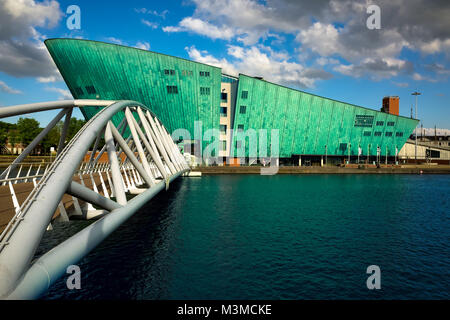 La nuova metropoli o Nemo science museum di Amsterdam, Paesi Bassi. Architetto Renzo Piano Foto Stock