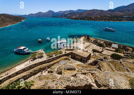 Creta, Grecia - Luglio 11, 2016: vista sul golfo di Elounda da una fortezza sull isola di Spinalonga. Foto Stock