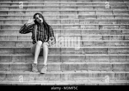 Ragazza in un trucco da clown in bianco e nero Foto Stock