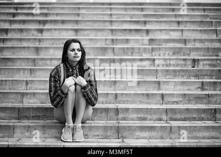 Ragazza in un trucco da clown in bianco e nero Foto Stock