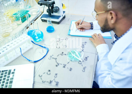 Medio Oriente scienziato che lavora in laboratorio Foto Stock