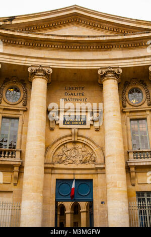 Parigi, Francia - 10 luglio 2014: l'Università di Parigi, alla Sorbona, famosa università di Parigi, fondata da Robert de Sorbon (1257) - uno dei f Foto Stock