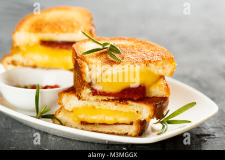 Toast con formaggio e salsicce Foto Stock