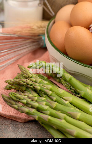 Ingrediens per deliziosi asparagi verdi quiche, gustoso cibo vegetariano, freschi Asparagi verdi Foto Stock