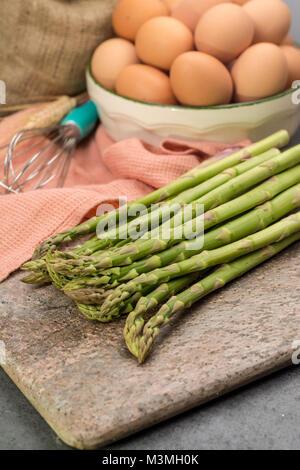 Ingrediens per deliziosi asparagi verdi quiche, gustoso cibo vegetariano, freschi Asparagi verdi Foto Stock