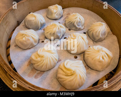 Zuppa gnocchi di patate cotte a vapore in bambù cestelli per la cottura a vapore, mangiato al Din Tai Fung, Los Angeles Foto Stock