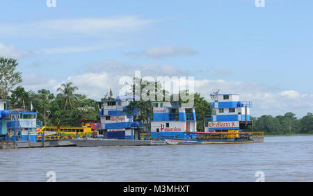 Tre barche a rimorchiatore sul fiume Napo vicino a Coca o Puerto Francisco de Orellana. Coca, Puerto Francisco de Orellana, Orellana, Ecuador. Foto Stock