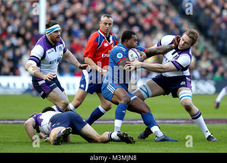 In Francia la Virimi Vakatawa (centro) viene affrontato dalla Scozia Jonny grigio (a destra) durante la NatWest 6 Nazioni corrispondono a BT Murrayfield, Edimburgo. Foto Stock