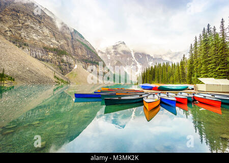 Barche colorate da Moraine Lake, il Parco Nazionale di Banff, Alberta, Canada Foto Stock