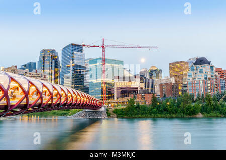 Downtown Calgary con ponte di pace e di edifici per uffici, Alberta, Canada Foto Stock