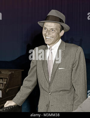 Frank Sinatra sul set di "la nostra città", 1955. Sinatra ha giocato il direttore di scena in questo adattamento musicale di Thornton Wilder giocare. In questa produzione, ha introdotto il suo ben noto firma canzone, dell amore e del matrimonio. Originale fotocamera negativo. Foto Stock