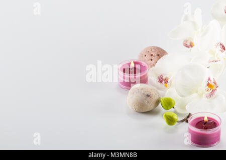 Concetto di Spa. Candele, pietre,fiori di orchidea Foto Stock