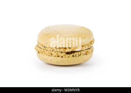 Macaron giallo con marmellata isolato su bianco Foto Stock