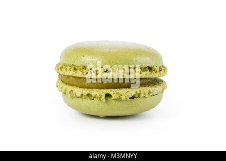 Macaron verde con marmellata isolato su bianco Foto Stock