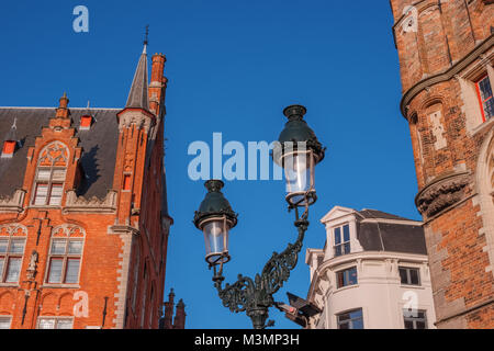 Street con vecchie case, lanterna, Bruges, Belgio. Tradizionali fiamminghi architettura medievale nel centro storico della città. Case di mattoni nel centro della citta'. T Foto Stock