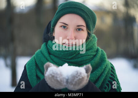 Teen girl colpi di neve fresca in inverno freddo giorno Foto Stock