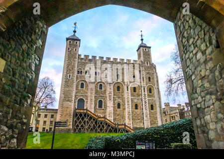 LONDON, Regno Unito - FEB. 04, 2018: la Torre di Londra, ufficialmente la sua maestà il Palazzo Reale e la fortezza è un castello storico situato sul Fiume Tamigi Foto Stock
