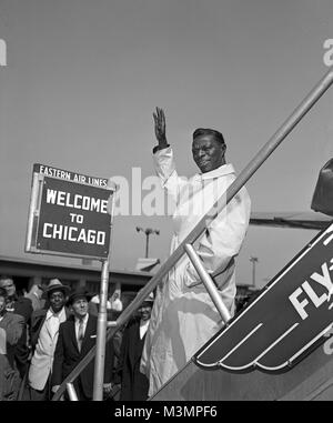 Nat King Cole arrivando all'Aeroporto di Chicago sull'asfalto tra una folla. Aprile 11, 1956. Originale fotocamera negativo. Foto Stock