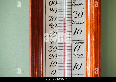 Close-up foto del vecchio termometro ad alcool che mostra la temperatura interna. Le etichette di testo in russo significa caldo, congelamento di acqua Foto Stock