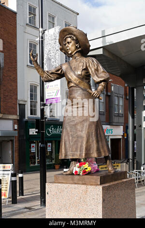 Nuova statua in bronzo della famosa suffragetta Alice Hawkins in New Market Square (ora Green Dragon Square), Leicester, Inghilterra, Regno Unito. Foto Stock