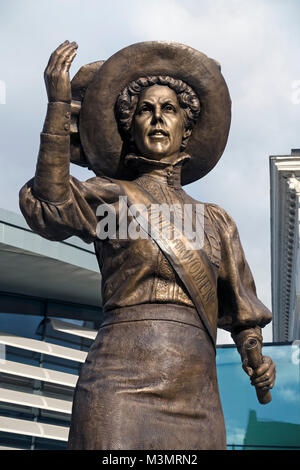 Nuova statua in bronzo della famosa suffragetta Alice Hawkins in New Market Square (ora Green Dragon Square), Leicester, Inghilterra, Regno Unito. Foto Stock