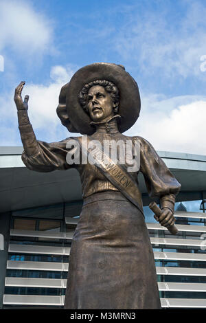 Nuova statua in bronzo della famosa suffragetta Alice Hawkins in New Market Square (ora Green Dragon Square), Leicester, Inghilterra, Regno Unito. Foto Stock