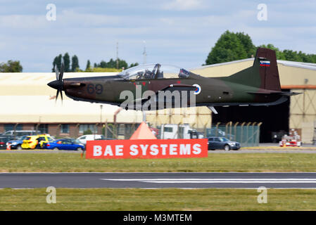 Volo sloveno Pilatus PC-9M aereo di attacco a terra decollare al RAF Fairford Royal International Air Tattoo. Mantenere bassa la pista Foto Stock