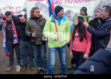 Borut Pahor Il presidente della Slovenia in posa con la bandiera nazionale per essere fotografato con ventole durante il campionato nel salto con gli sci per le donne. Ljubno ob Foto Stock