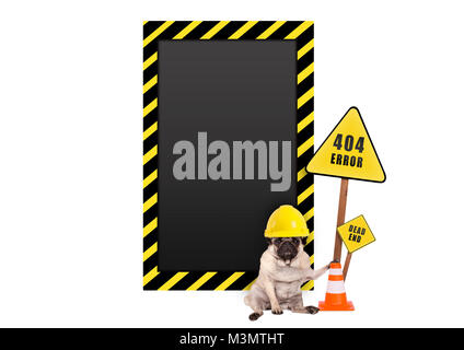 Pug dog con il costruttore giallo sicurezza e casco 404 di errore e di avvertimento vuoto segno, isolati su sfondo bianco Foto Stock