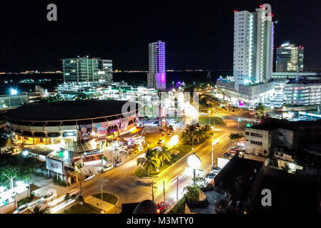 Fotografia aerea del paesaggio notturno dell'anello di Cancún Foto Stock
