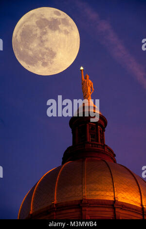 La luna piena sorge oltre la foglia oro cupola della Georgia State Capitol Building in Atlanta, Georgia Foto Stock