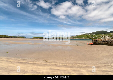 Con la bassa marea per l'ampia baia sabbiosa presso Il Derrynane spiaggia sul Ring di Kerry nella Contea di Kerry in Irlanda meridionale Foto Stock