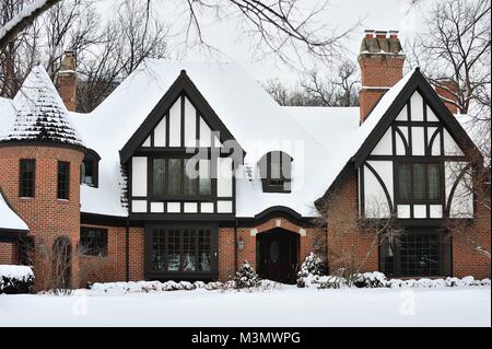 Un elegante casa a seguito di una tempesta di neve in San Carlo, Illinois. Il residence è situato in un sobborgo benestante di Chicago, Illinois, Stati Uniti d'America. Foto Stock
