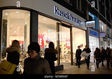 Russell & Bromley scarpa store su Oxford Street, London, England, Regno Unito Foto Stock