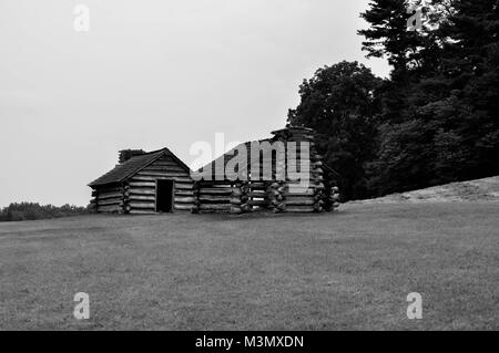 Due Log in legno capanna cabine in un campo a Valley Forge National Historical Park in Pennsylvania Foto Stock