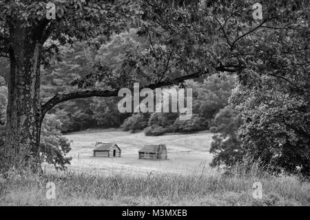 Due Log in legno capanna cabine in un campo a Valley Forge National Historical Park in Pennsylvania Foto Stock