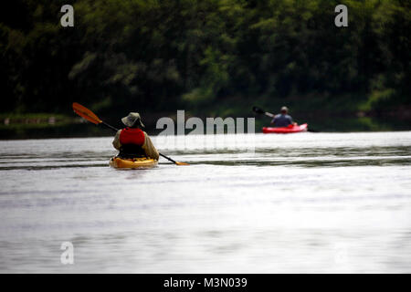 Kayakers sulla St. Croix fiume tra County o lo sbarco e Sunrise attracco in Wisconsin. Essi sono stati partecipanti al St.Croix River associ Foto Stock