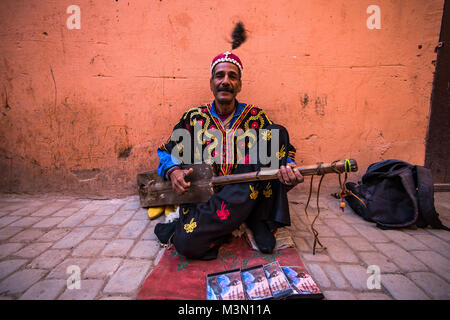 Marrakech, Marocco - Gennaio 2018:TStreet musicista in abbigliamento tradizionale eseguendo sulla strada Foto Stock