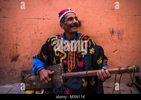 Marrakech, Marocco - Gennaio 2018:TStreet musicista in abbigliamento tradizionale eseguendo sulla strada Foto Stock