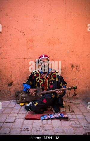 Marrakech, Marocco - Gennaio 2018:TStreet musicista in abbigliamento tradizionale eseguendo sulla strada Foto Stock