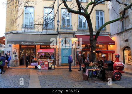 Scena di strada nella città vecchia di Lione, Francia Foto Stock