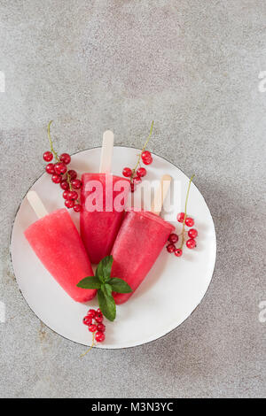 Gelato fatto in casa. Popsicles di ribes rosso limonata. Bevande Surgelati. Vista dall'alto. Foto Stock